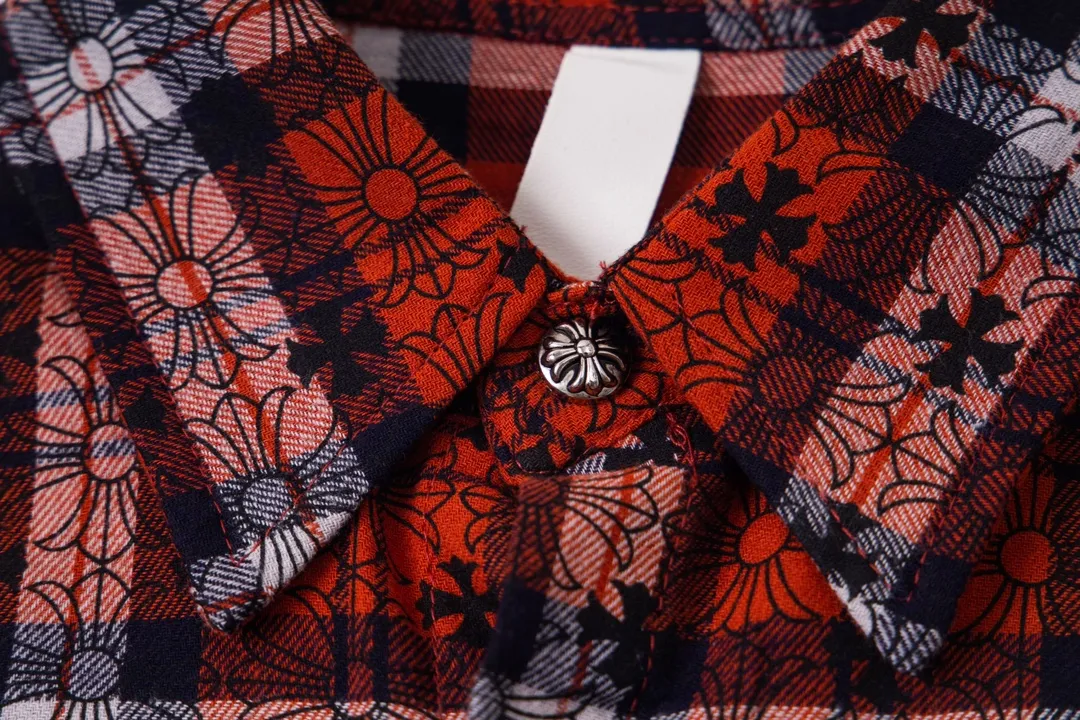 P240 Model No. Y650 CHROME HEARTS/CHROOME HEARTS CH All-over printed dark flower long-sleeved shirt. Custom-woven and dyed pure cotton sesame bottom plaid fabric. The finished fabric is then printed with dark flowers. The whole garment is hand-cut on the grid. The labor cost is high at the end of the year. Genuine leather hand-embroidered sleeves. High-quality distressed children's flower four-button buttons. The first batch on the entire network. Color: black red size: S-XL